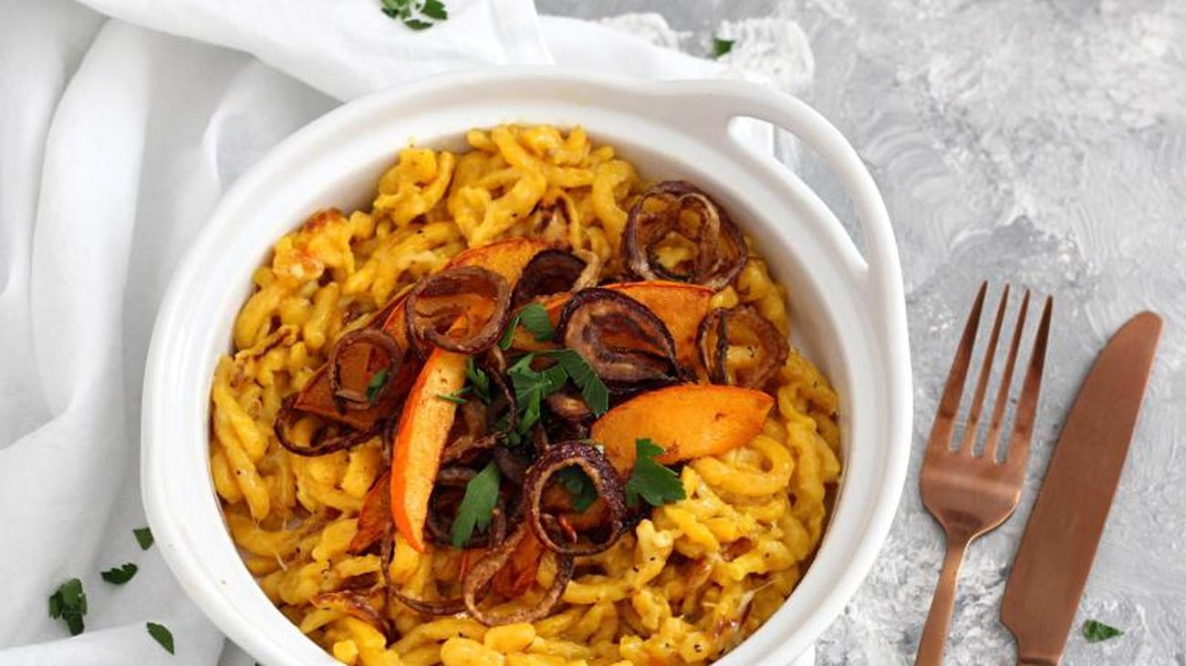 Herbstlicher Genuss: Kürbisspätzle mit Röstzwiebeln | ZEIT ONLINE