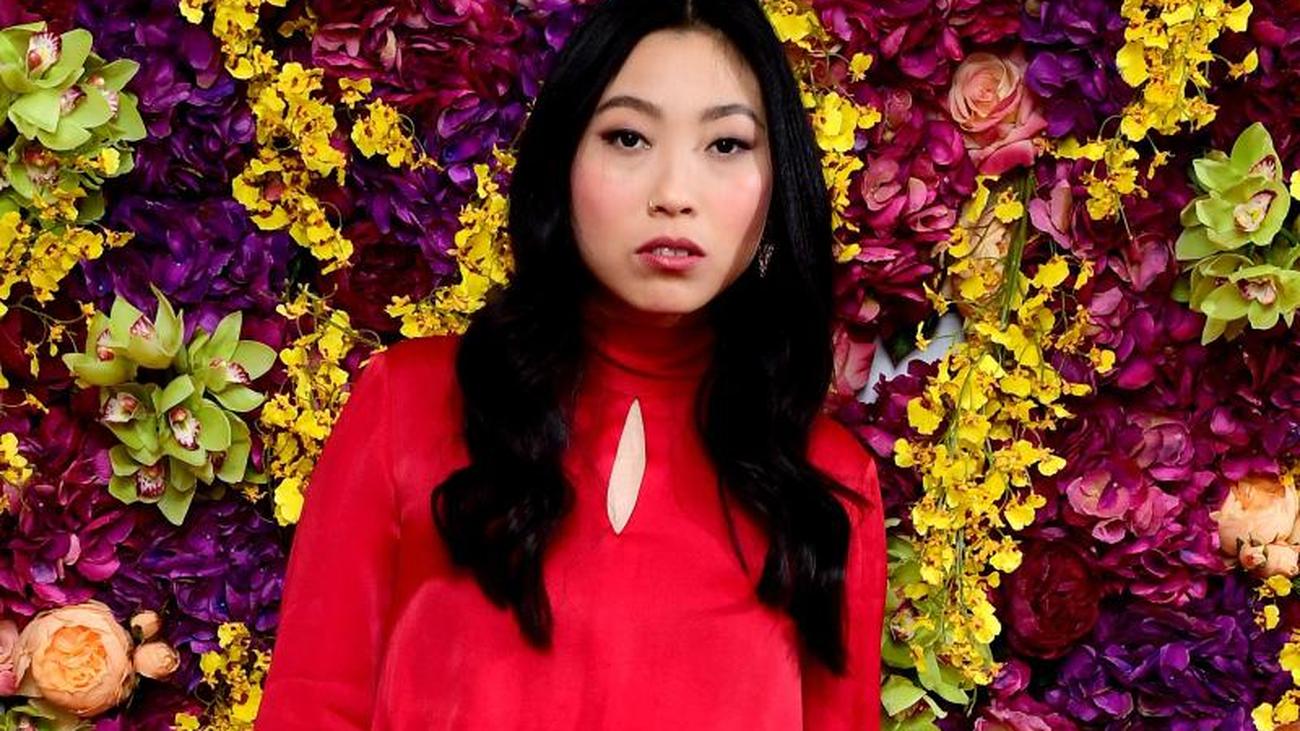 "Haltet die Luft an": Awkwafina wird in New York U-Bahn ...