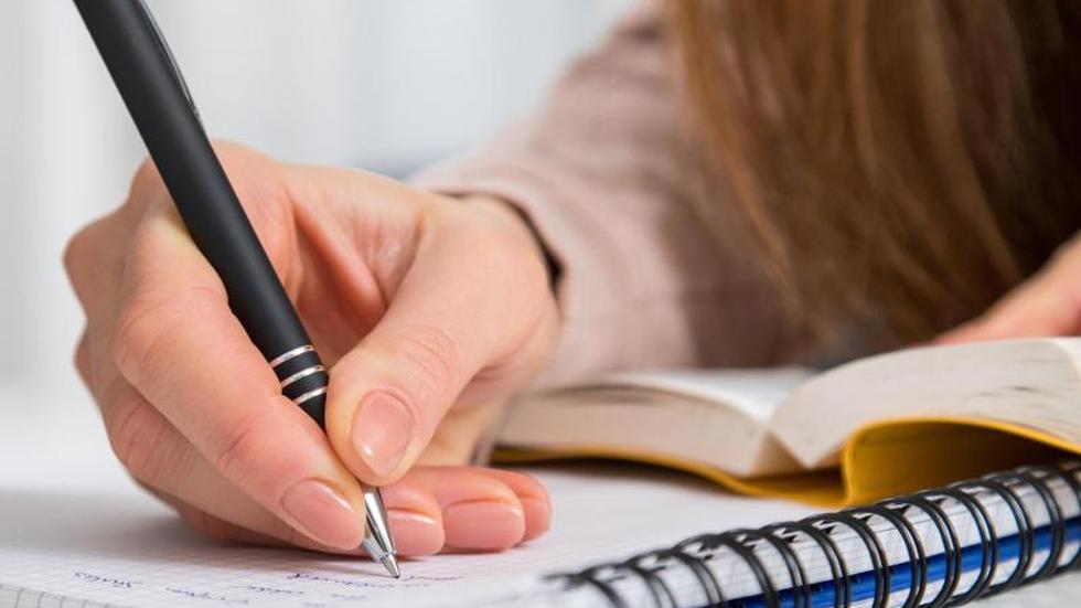 Stift auf Papier: Warum Handschriftliches sich besser einprägt | ZEIT ...