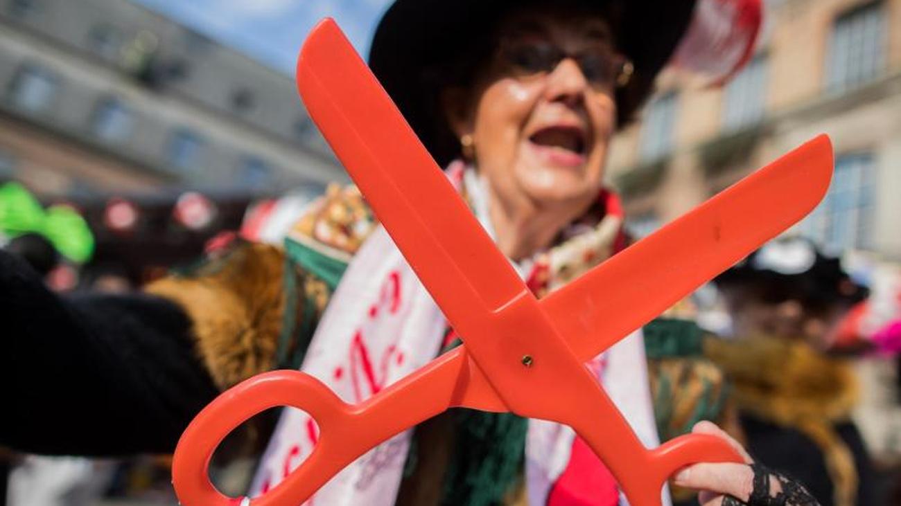 The Fools Are Loose Weiberfastnacht Ushers In The Start Of The