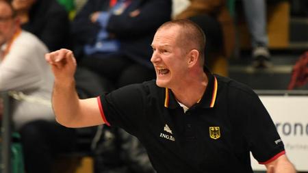 Em Qualifikation Erster Schritt Aus Tief Basketballer Schlagen
