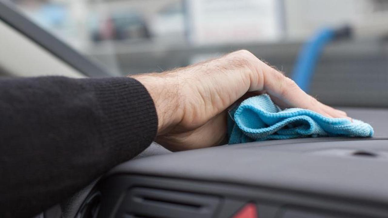 Spüli auf die Armatur: Hausmittel für ein sauberes Auto
