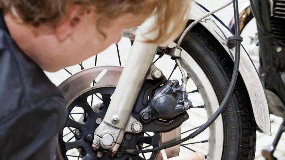 Dick genug?: Bremsbeläge beim Motorrad rechtzeitig wechseln