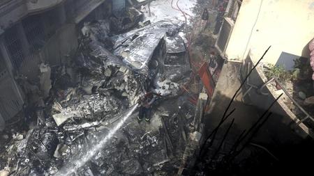 Ungluck In Karachi Viele Tote Bei Absturz Von Passagierflugzeug In Pakistan Zeit Online