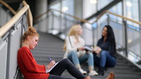 Viel Geld Wenig Freizeit Das Bietet Ein Duales Studium Zeit Online