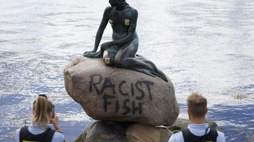 Vandalismus In Danemark Stein Der Kleinen Meerjungfrau In Kopenhagen Beschmiert Zeit Online