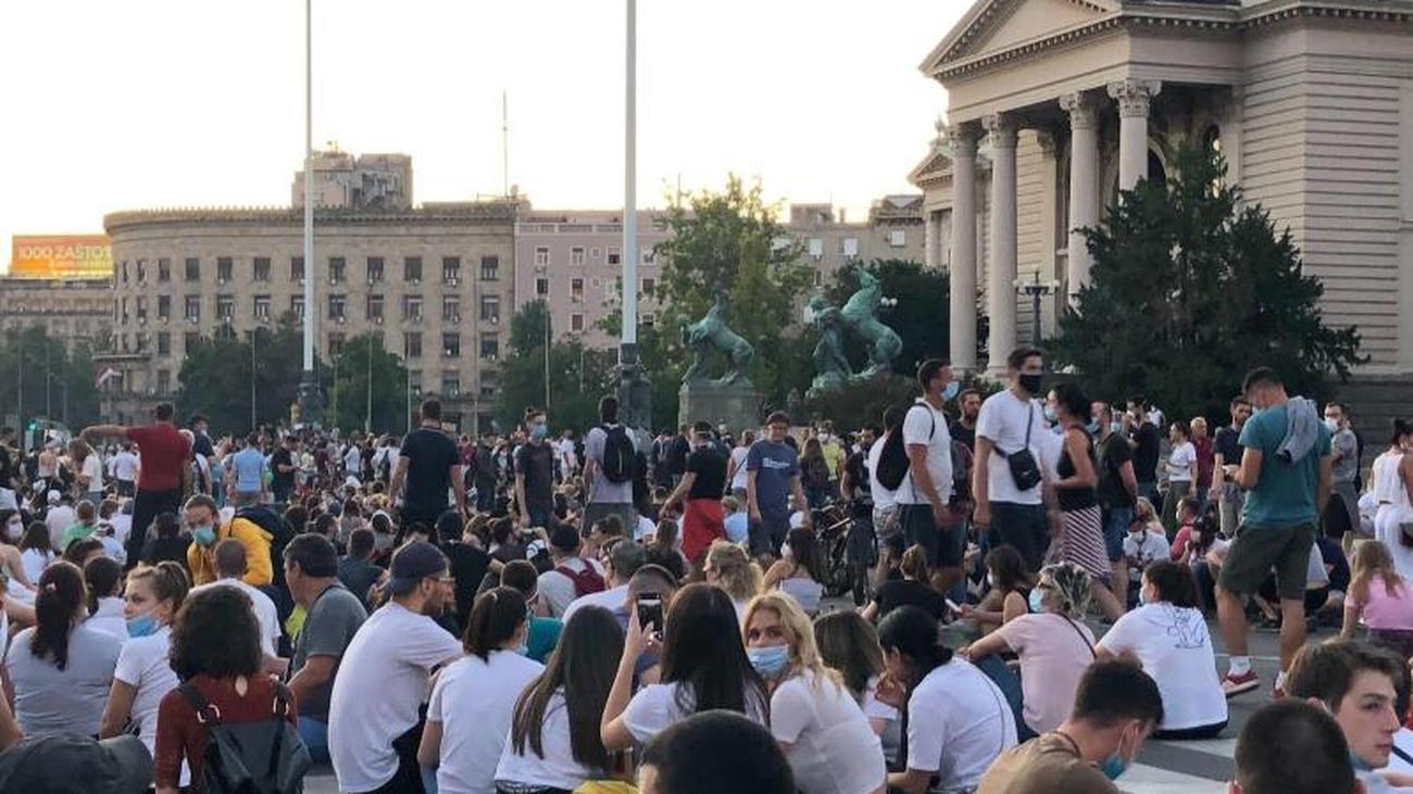 Nach Krawalle an den Vortagen: Proteste in Serbien gegen ...