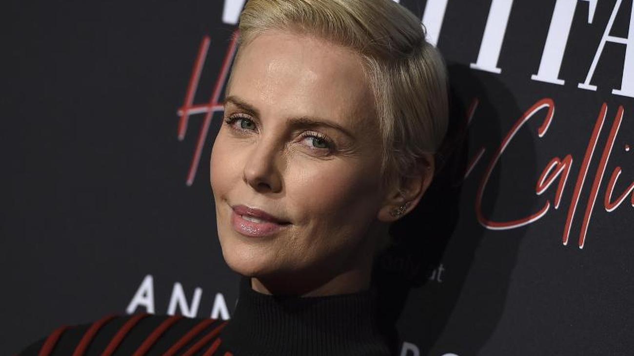 Шарлиз стоун. Шэрон Стоун и Шарлиз Терон. Шэрон Стоун или Шарлиз Терон. Charlize Theron old Guard. Шарлиз Терон фото плей.