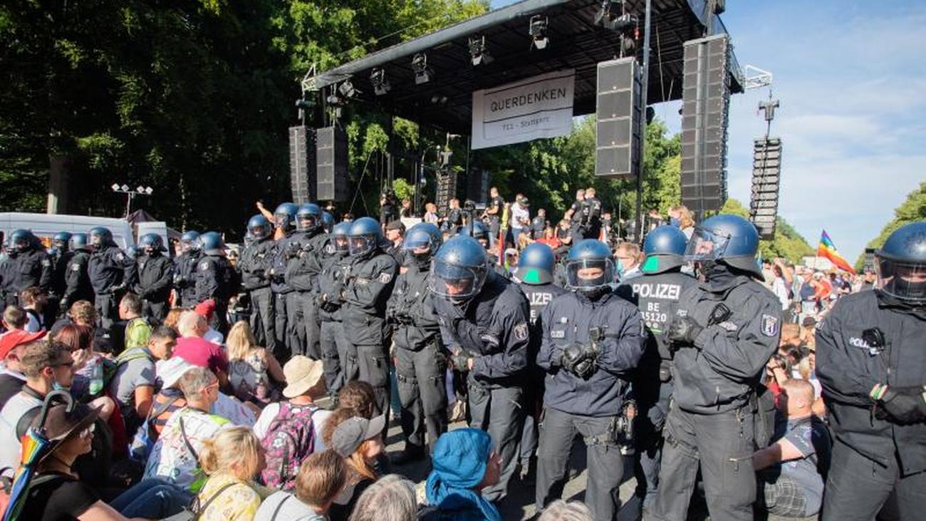 Polizei Löst Kundgebung Auf: Berlin: 20.000 Menschen Demonstrieren ...