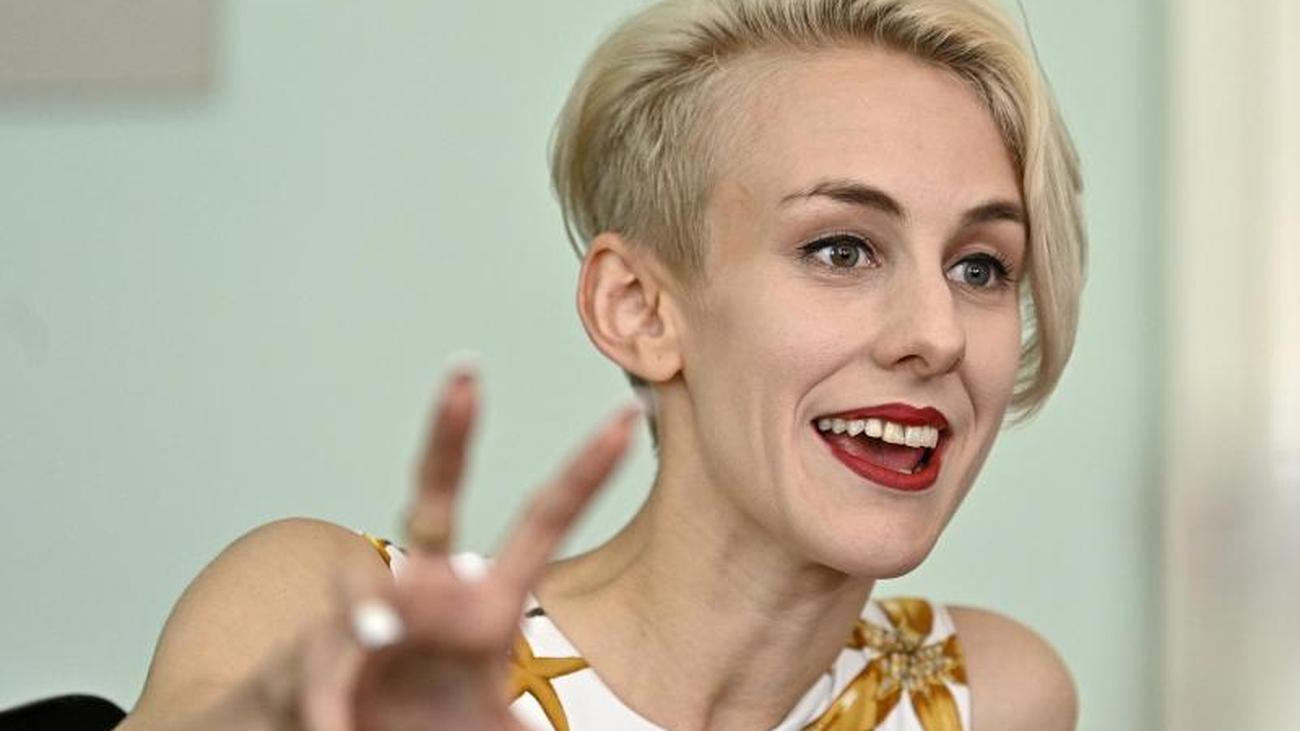 Kabarettistin: Lisa Eckhart feuert zurück - Ziel: Kaiserin Stasi ...