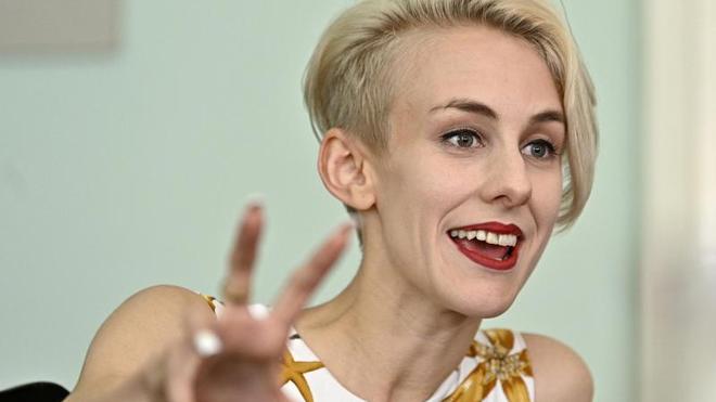 Kabarettistin: Lisa Eckhart feuert zurück - Ziel: Kaiserin Stasi ...