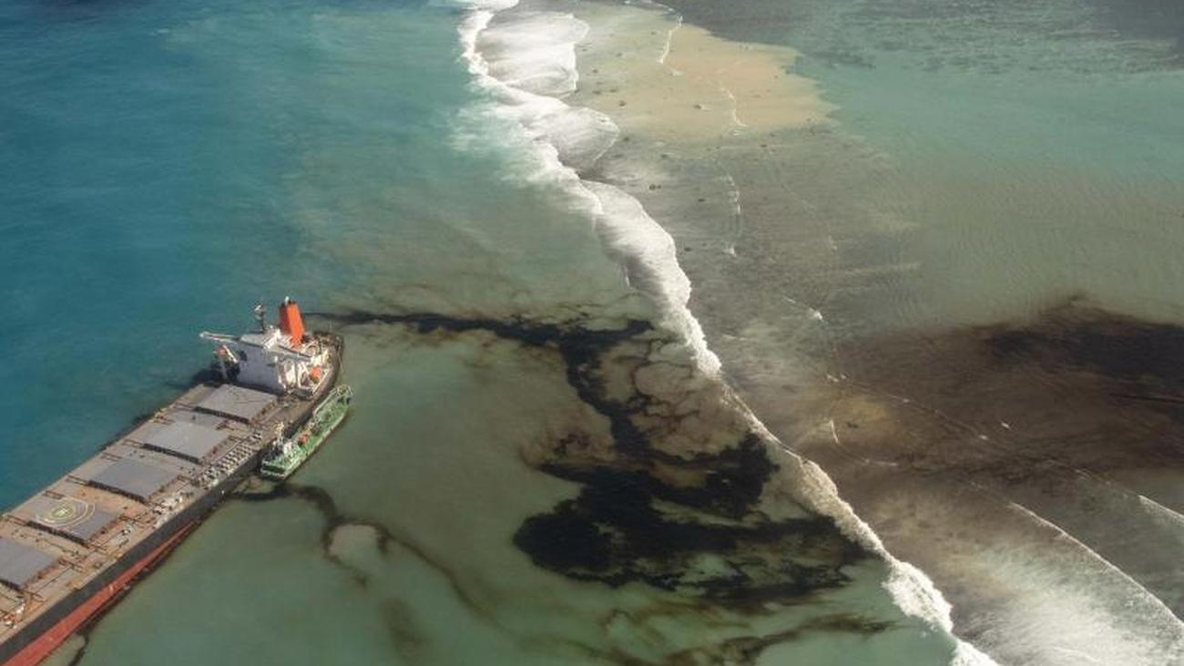 Ecological disaster: a damaged freighter off Mauritius breaks into ...
