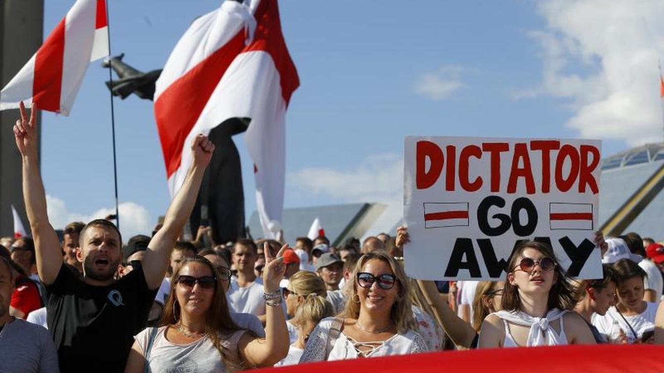 "Letzter Diktator Europas": Massenproteste in Belarus ...