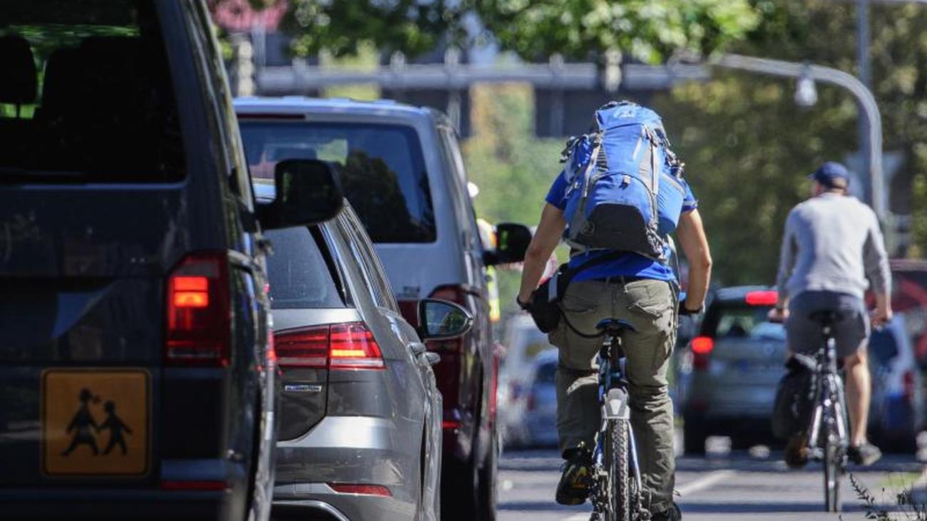 Опасно ездить сейчас. Москва 24 скрытые патрульные машины. Опасная езда гибдд. Велосипедист в потоке машин. Водитель лихач.