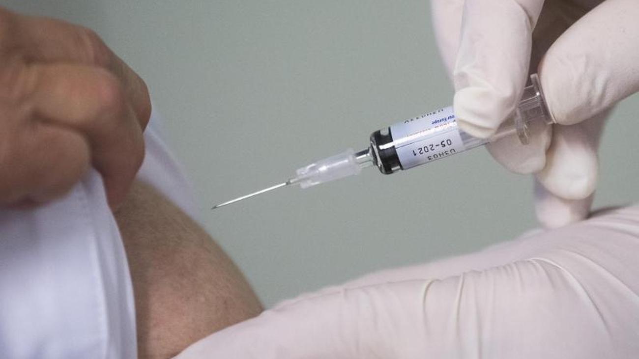 Gesundheit Erste Probanden Haben Am Uke Covid 19 Impfstoff Erhalten Zeit Online