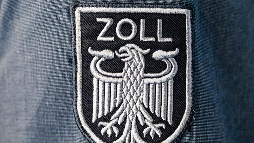 Kriminalit t Zoll Findet Schutzmaske Aus Krokodilleder ZEIT ONLINE