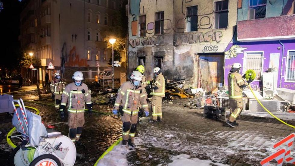 Vermummte warfen Brandsätze: Feuer vor ehemals besetztem Haus 