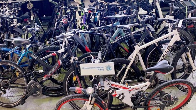 Kriminalität: Schleierfahnder entdecken gestohlene Räder hinter Möbeln