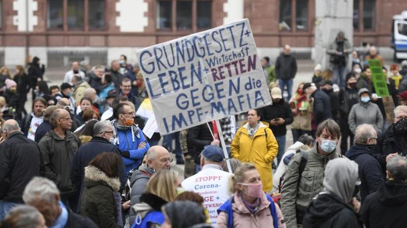 Demonstrationen: Tausende Teilnehmer Bei Corona-Demo In Düsseldorf ...