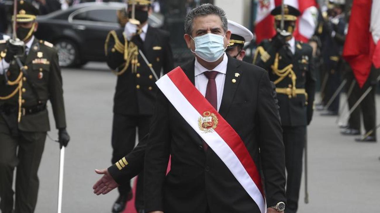 Tote Bei Ausschreitungen Übergangspräsident Perus Nach Protesten