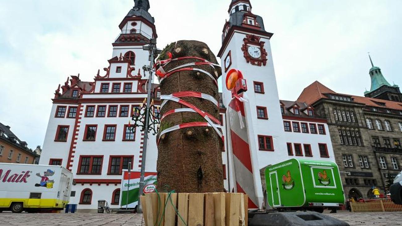 Brauchtum: Meterlanger Riss: Chemnitz muss Weihnachtsbaum entfernen