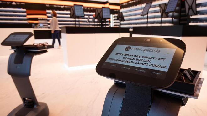 Einzelhandel: Hamburger Optiker setzt auf Roboter im Verkauf