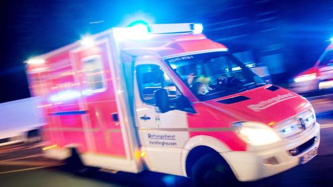 Unfälle: Ein Rettungswagen fährt mit Blaulicht durch eine Straße.