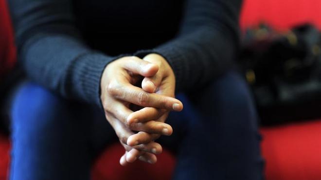 Migration: Eine Iranerin sitzt in einem Behandlungszentrum für Folteropfer.