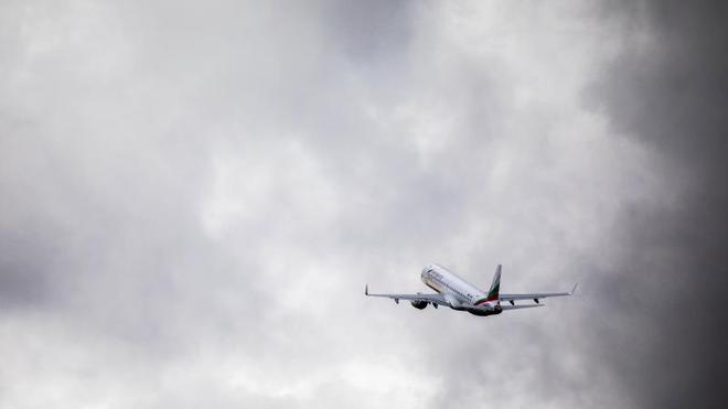 Migration: Ein Flugzeug mit abgeschobenen Menschen hebt von einem Flughafen ab.