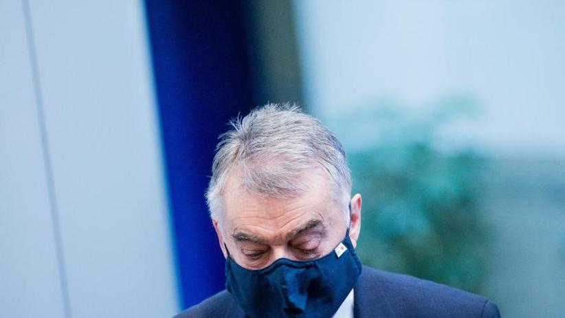 Extremismus: Herbert Reul (CDU), Innenminister von Nordrhein-Westfalen, mit Mundschutz.