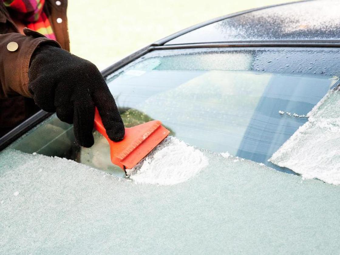 Freie Sicht: Eiskratzer und Handfeger gehören im Winter ins Auto