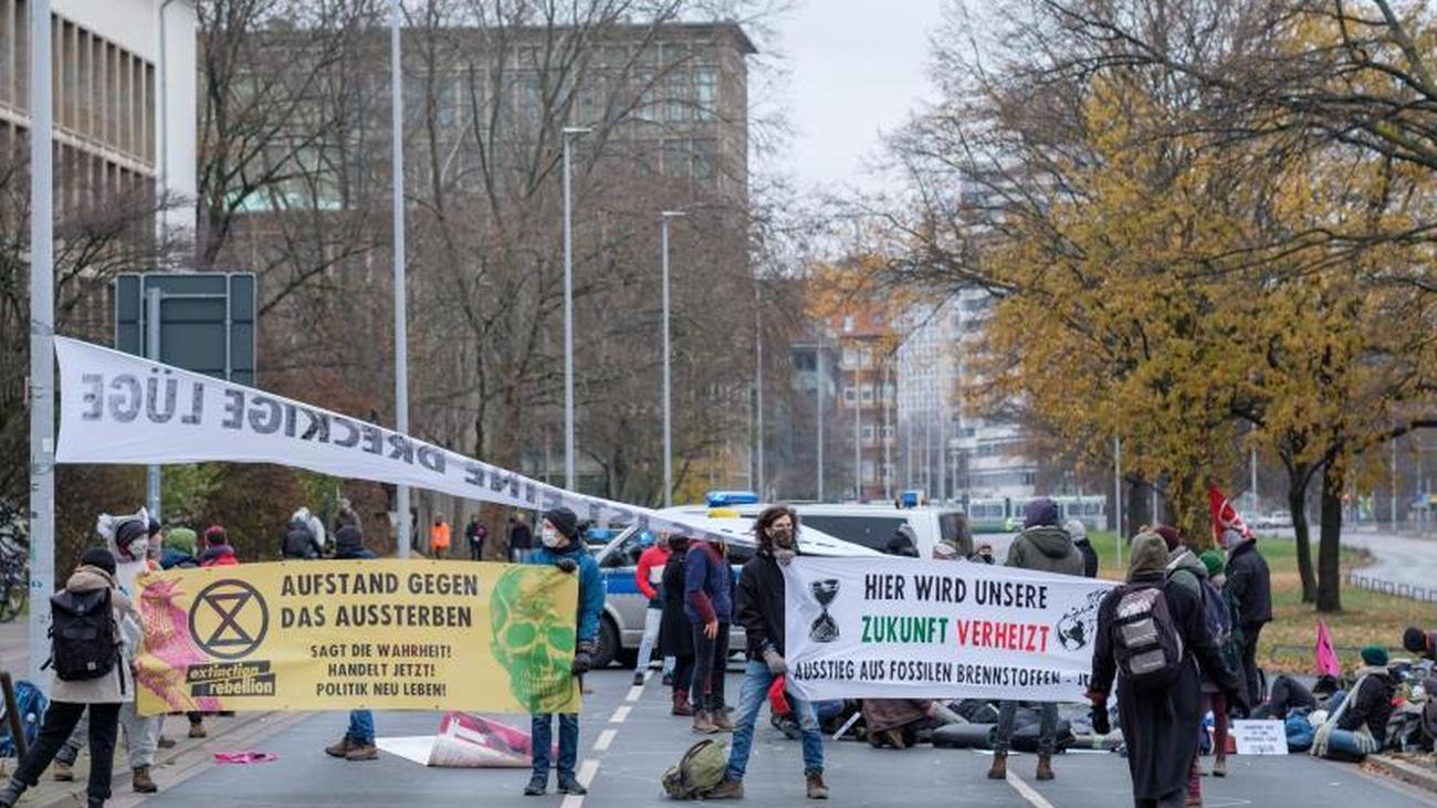 Demonstrationen: Blockade Von Klimaaktivisten Am Umweltministerium ...