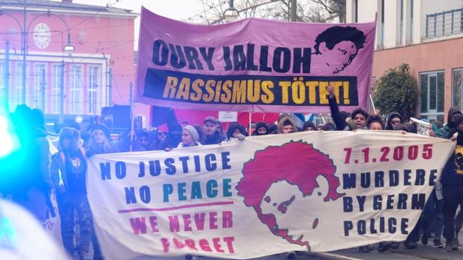 Justiz: Teilnehmer einer Demonstration zum 15. Todestag von Oury Jalloh 2020.