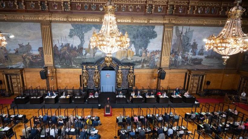 Bürgerschaft: Die Abgeordneten verfolgen die Sitzung der Hamburgische Bürgerschaft im Rathaus.