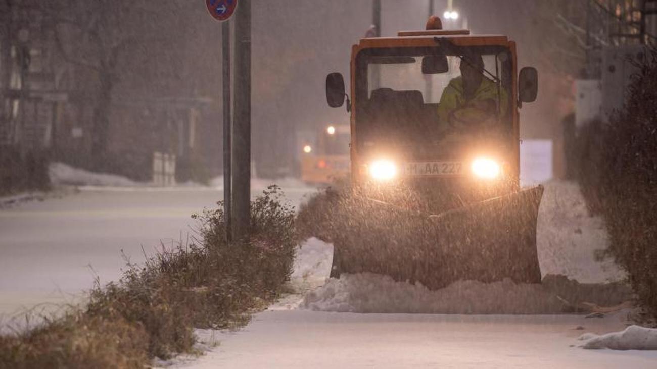 Verkehr: Verschneite und glatte Straßen: Wenig Verkehr ...