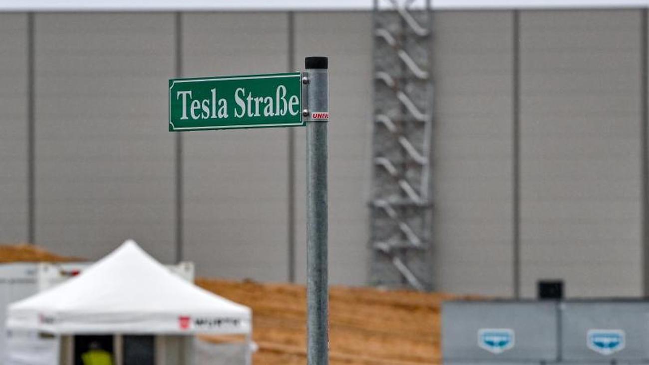 Auto: Bund Erlaubt Tesla Arbeiten Für Batteriefabrik | ZEIT ONLINE