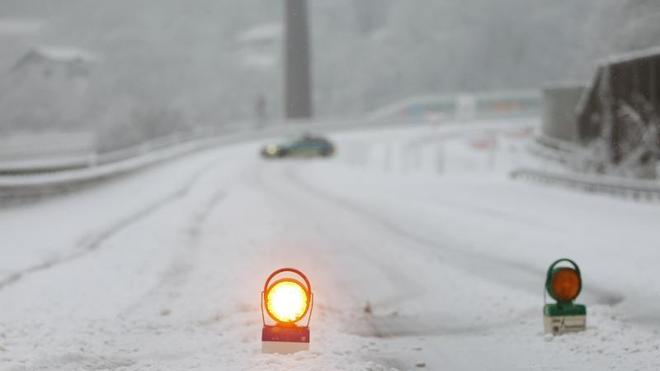 Wetter: Schnee Und Glatte Straßen Führen In NRW Zu Unfällen | ZEIT ONLINE