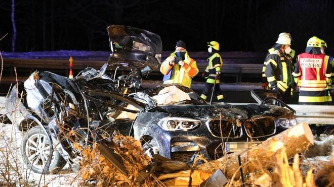 Unfälle: Polizei und Feuerwehr stehen nach einem Unfall auf der A95, zwischen Sindelsdorf und Iffeldorf, hinter einem verunglückten PKW.