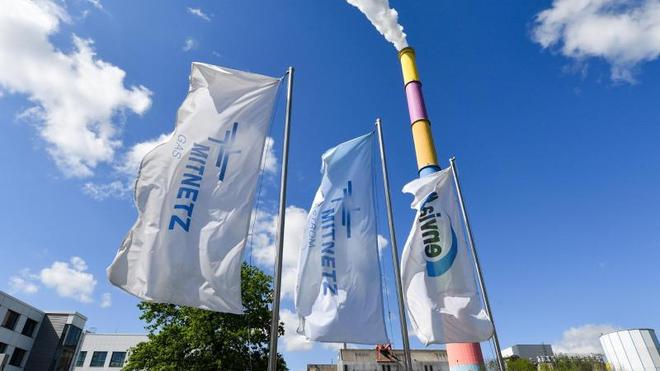 Energie: Fahnen des Energiedienstleisters EnviaM und der Tochter Mitnetz vor der Unternehmenszentrale.