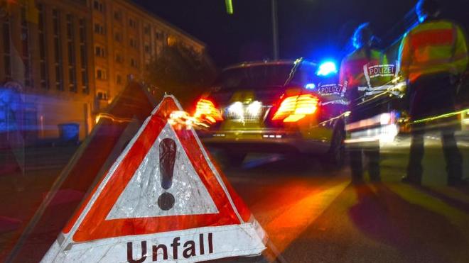 Unfälle: Ein Warndreieck mit dem Schriftzug «Unfall» steht vor einem Polizeifahrzeug.