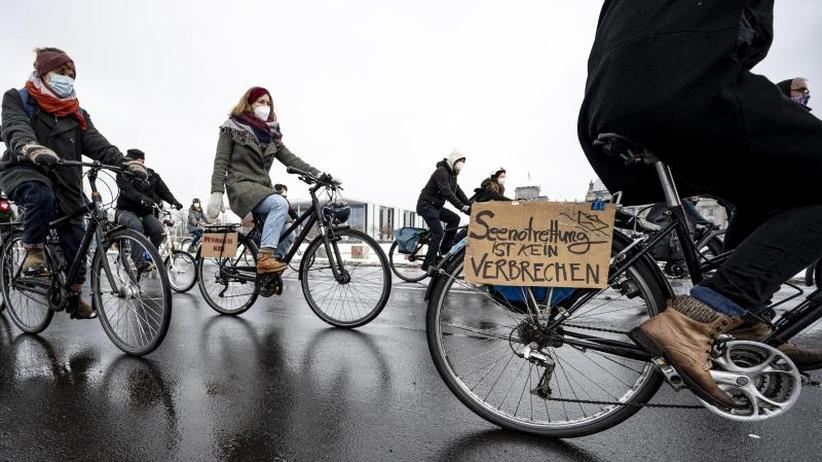 Demonstrationen Fahrraddemo für Aufnahme von Flüchtlingen