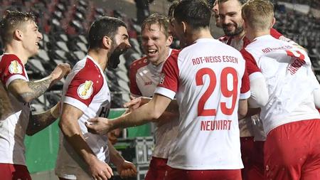 Achtelfinale Dfb Pokal Essen Besiegt Bayer Bvb Bremen Und Kiel Weiter Zeit Online