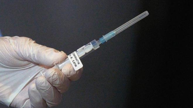 Gesundheit: Eine Mitarbeiterin des Impfteams überprüft eine Spritze.
