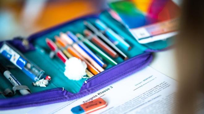 Bildung: Eine Schülerin sitzt an ihrem Schreibtisch.