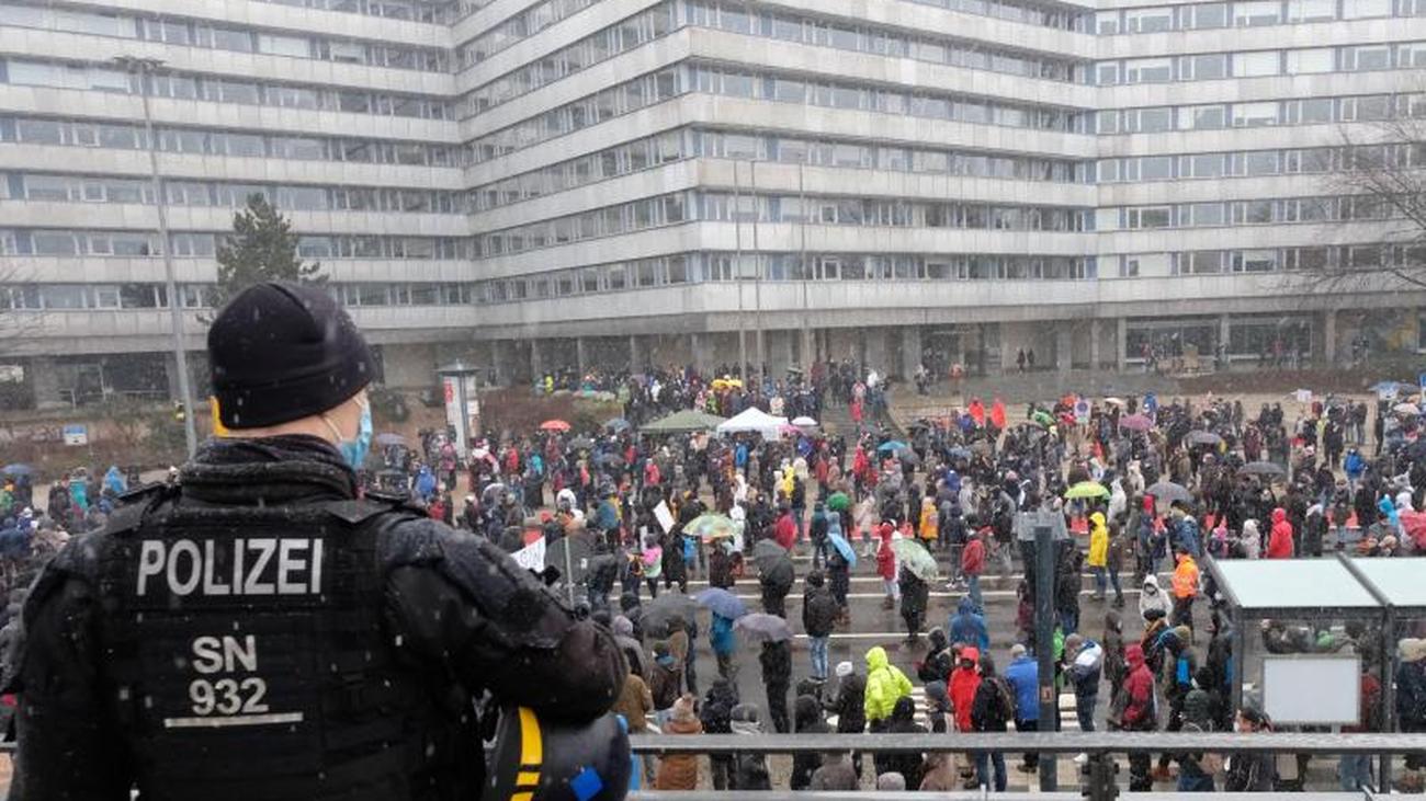 Demonstrationen: Etwa 1000 Menschen Demonstrieren Gegen Corona ...