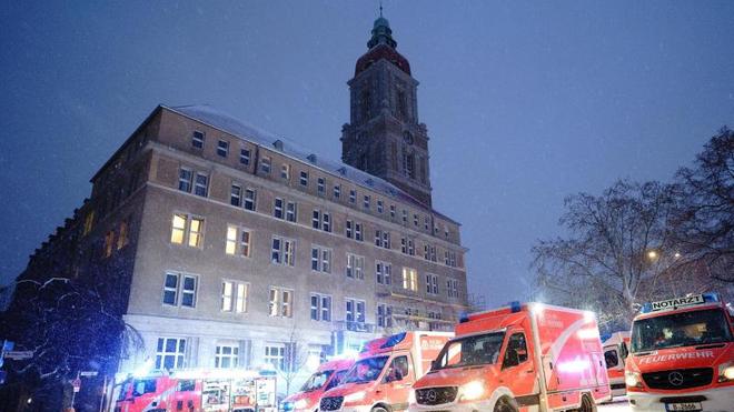 Notfälle: Rettungsfahrzeuge stehen vor einer Flüchtlingsunterkunft in Berlin-Friedenau.
