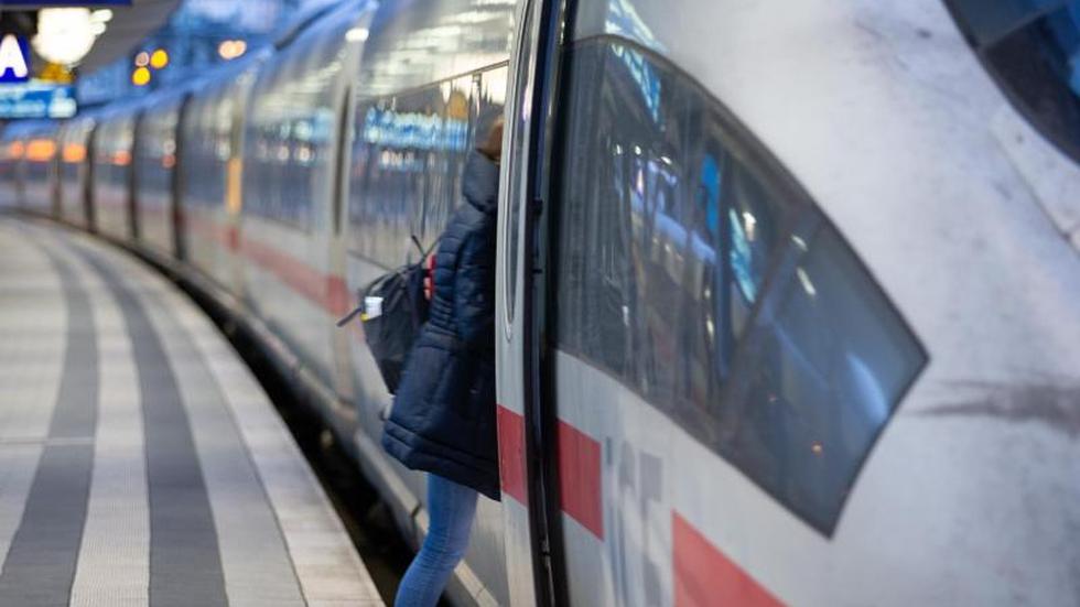 Fahrkarte per App Bahn beendet Ticketkauf beim Schaffner ZEIT ONLINE