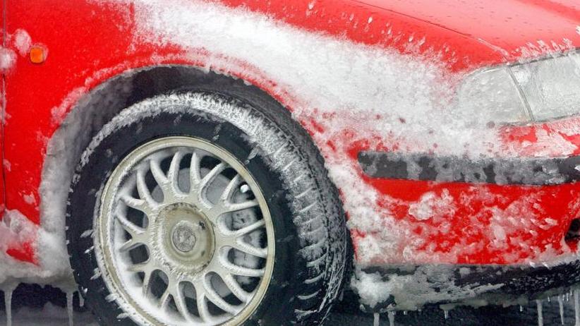 Entfernen Des Schnee Vom Auto Mit Einer Pinsel. Mann Reinigt Sein Auto Nach  Einem Schneesturm Stockbild - Bild von mann, schneesturm: 211619477