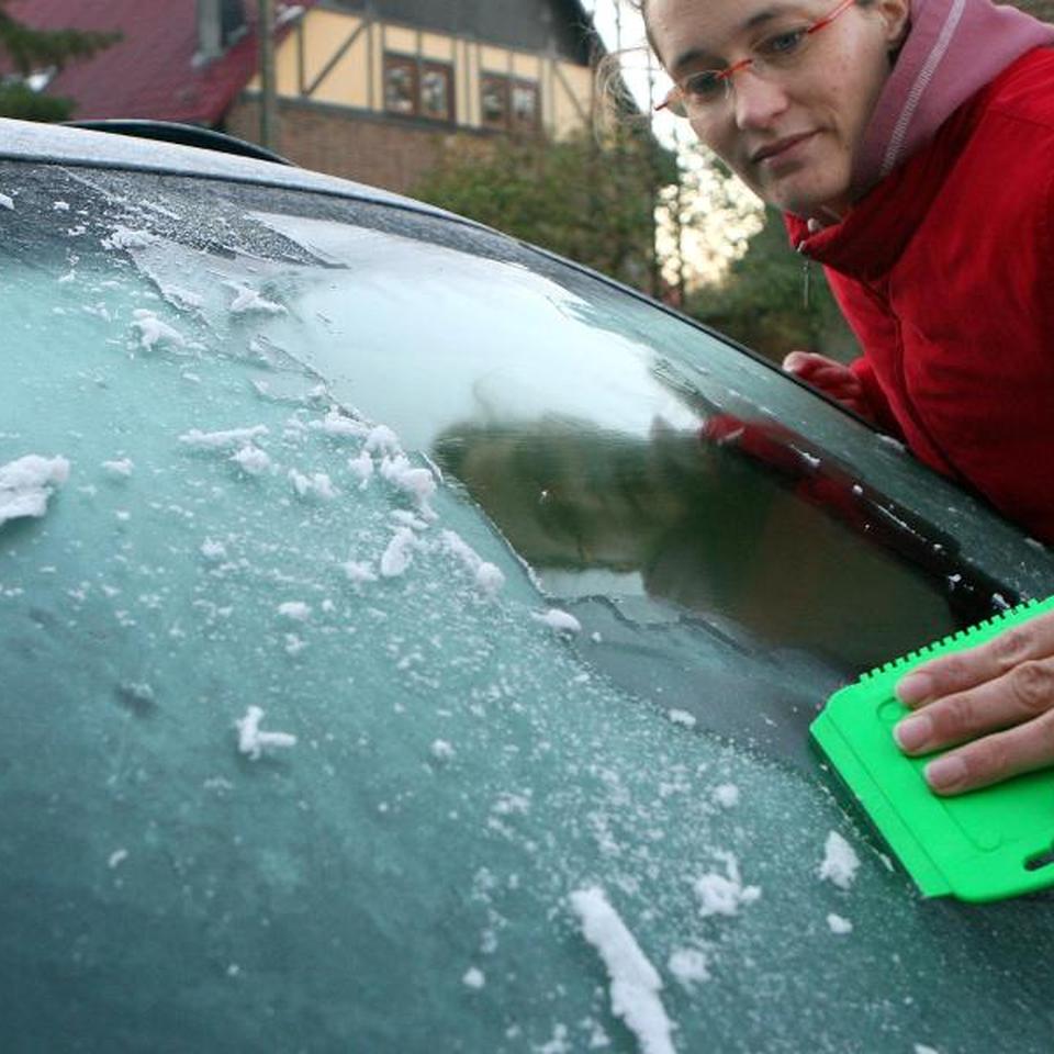 Was Autofahrer wissen wollen: Sollte ich mit heißem Wasser Autoscheiben  enteisen?