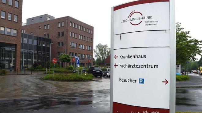 Krankenhäuser: «Ubbo-Emmius-Klinik, Ostfriesisches Krankenhaus» steht unter anderem auf einem Schild vor der Einfahrt der Klinik Aurich.